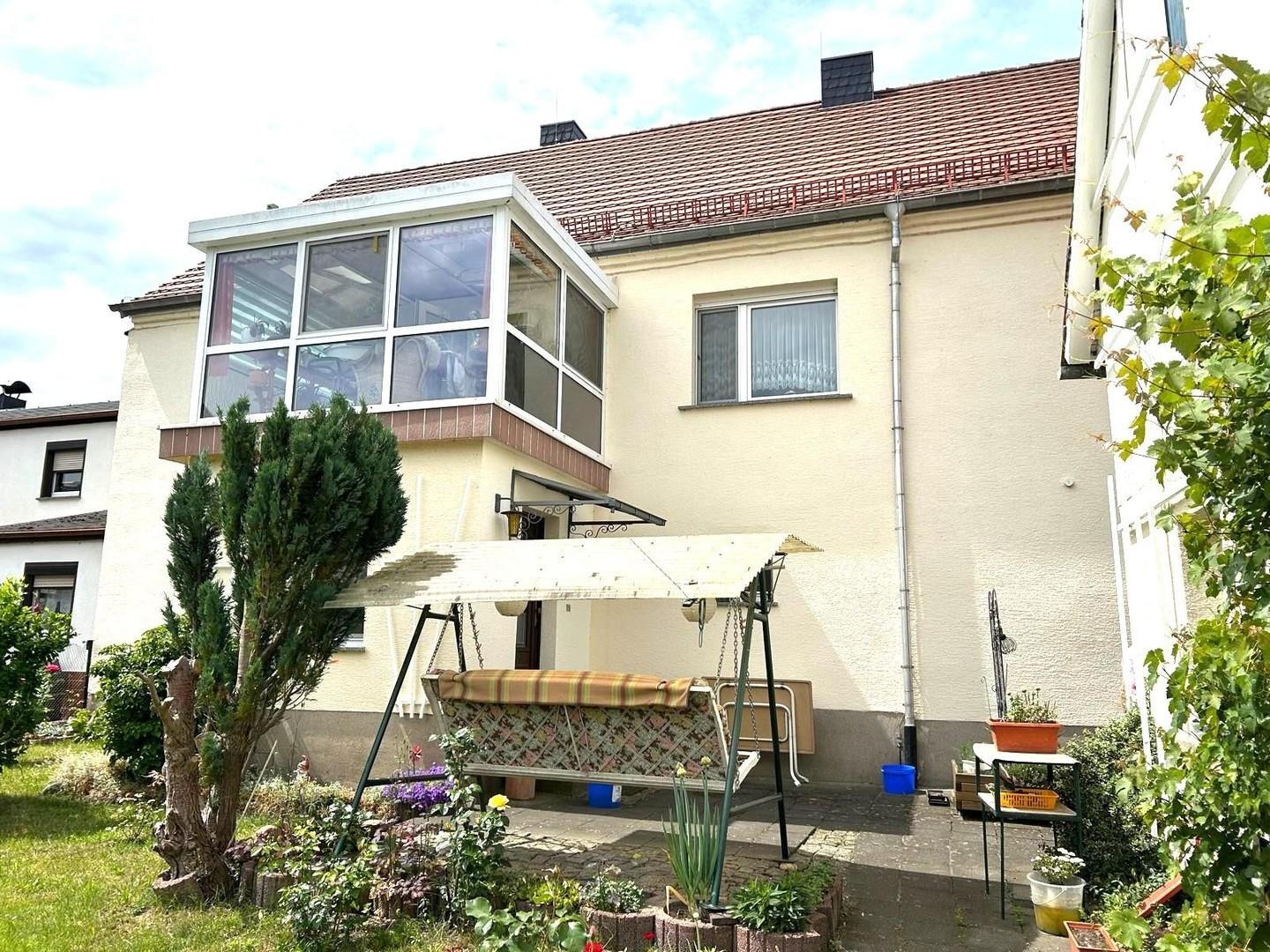 Hausansicht mit Wintergarten