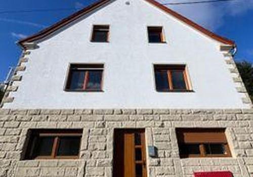 Frontansicht von der Straße