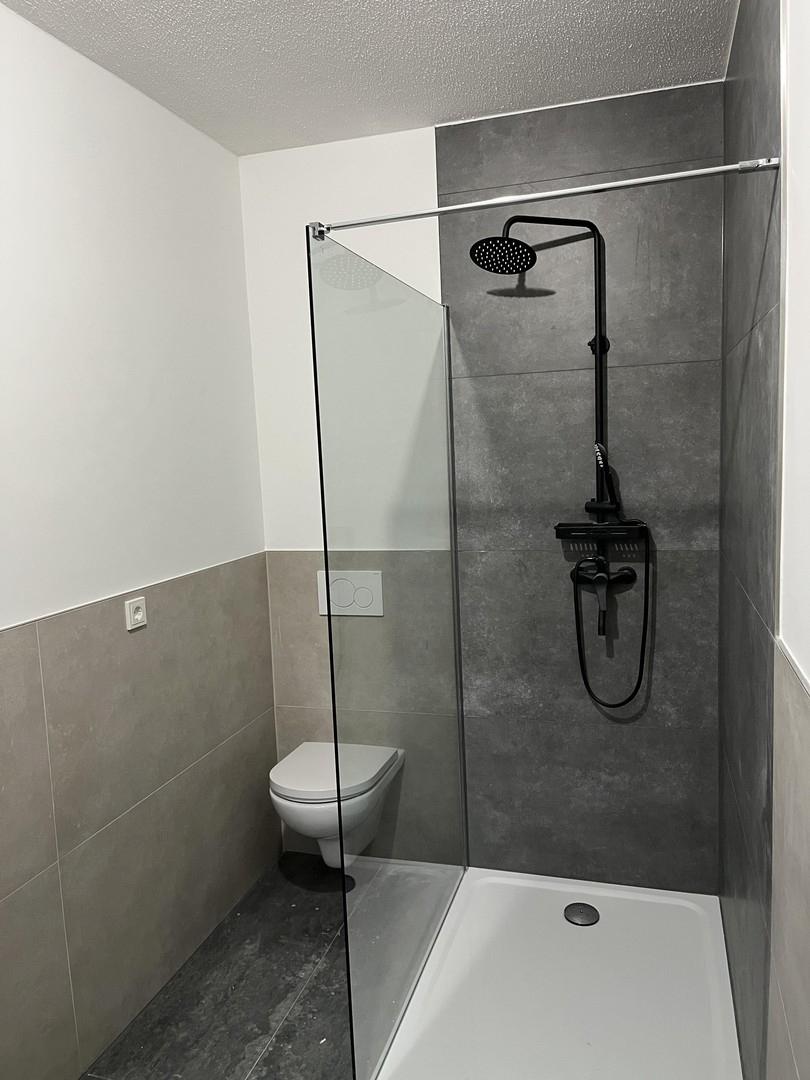 Bad mit begehbarer Dusche