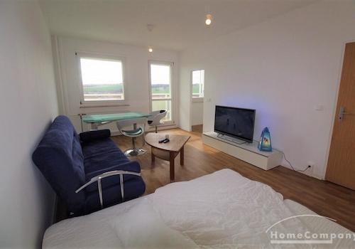 Wohnzimmer mit Schlafcouch + TV