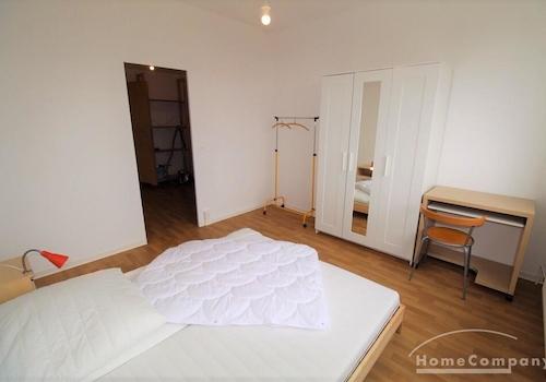 Großes Schlafzimmer mit Doppelbett, Schrank + Schreibtisch