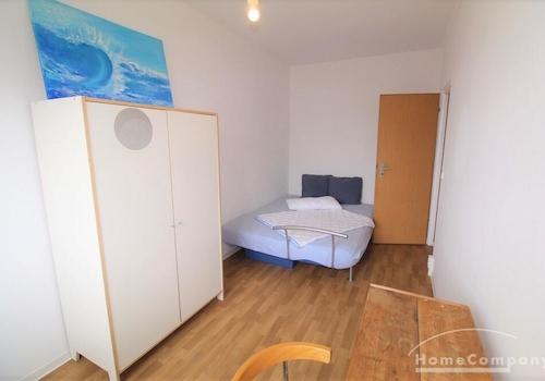 Kleines Schlafzimmer mit Schlafcouch, Schrank + Schreibtisch