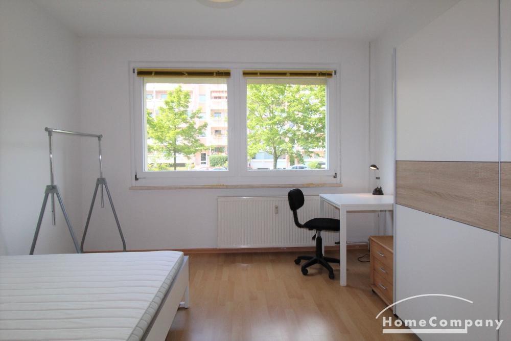 Großes Schlafzimmer mit Doppelbett, Schrank und Schreibtisch