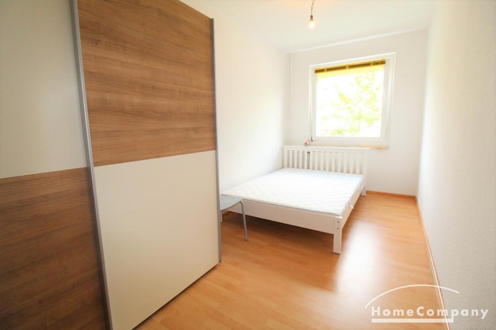 Kleines Schlafzimmer mit Doppelbett und Schrank