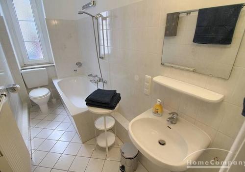 Bad mit Wanne und Fenster (+ neu Waschmaschine)