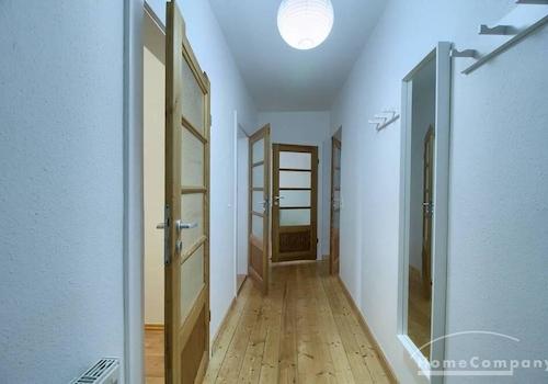 Vom Flur gehen alle Zimmer ab
