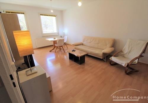 Wohnzimmer mit Sofa + Flat TV