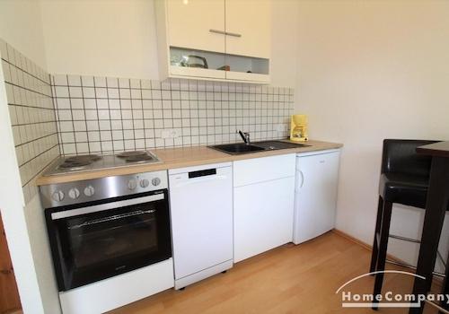 Einbauküche mit Herd, Kühlschrank mit Gefrierfach, Geschirrspüler