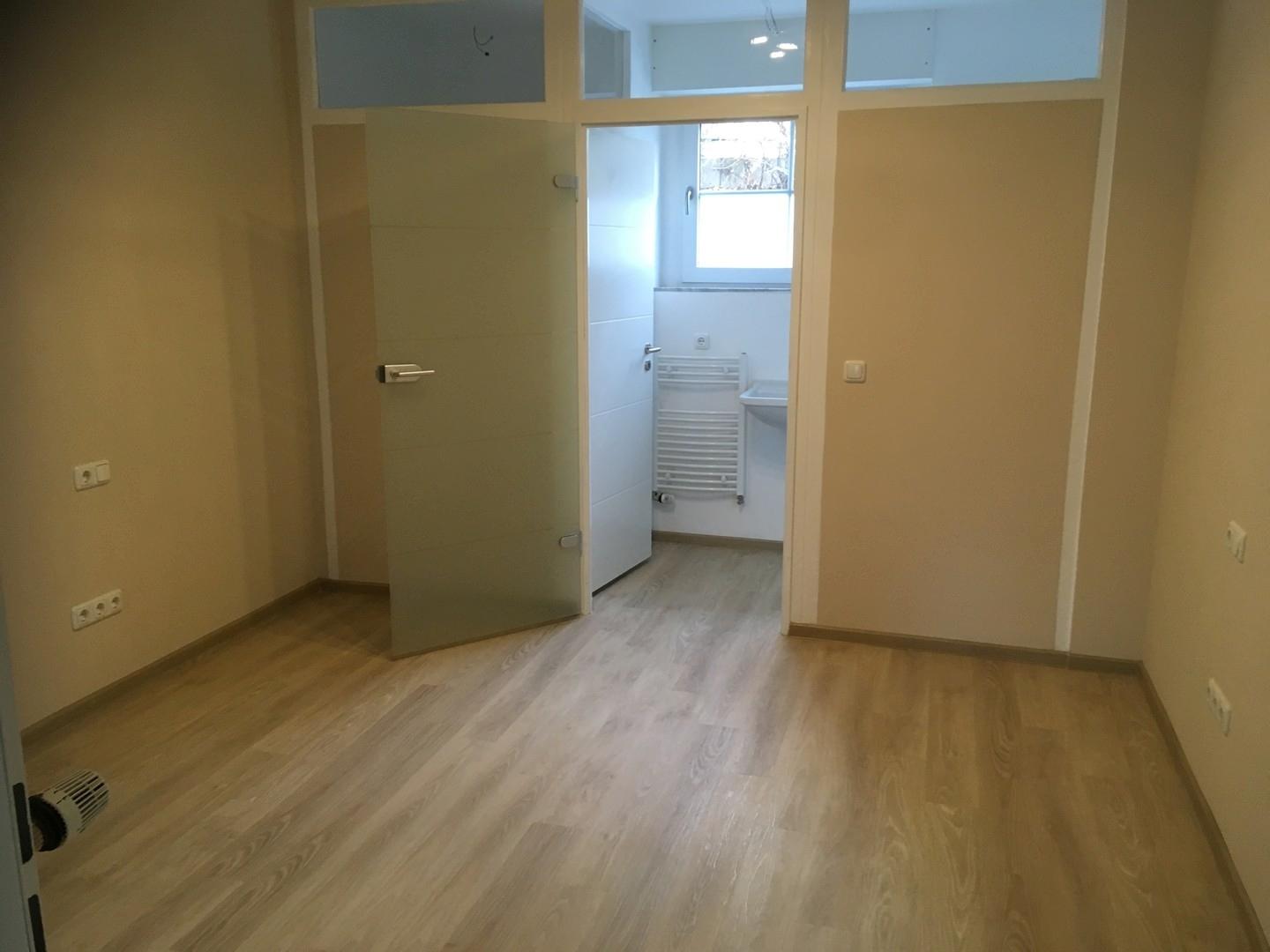 Raum 2 mit WC und Dusche
