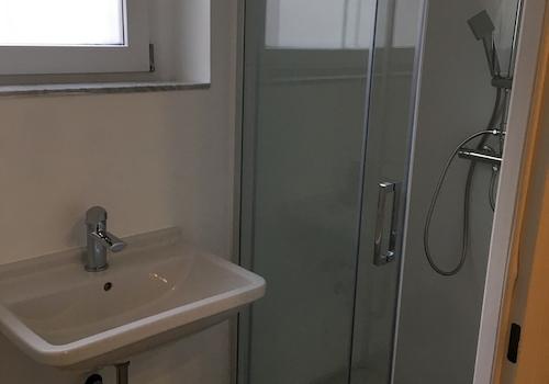 Dusche und WC Raum 2