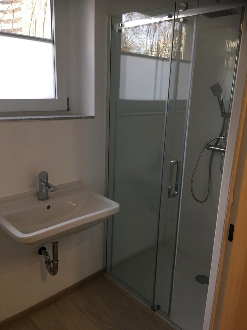 Dusche und WC Raum 2