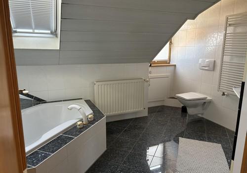 Bad mit Badewanne