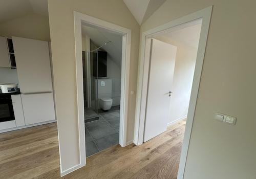 Blick ins Bad und Schlafzimmer