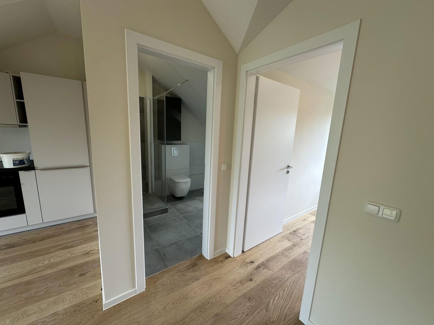 Blick ins Bad und Schlafzimmer