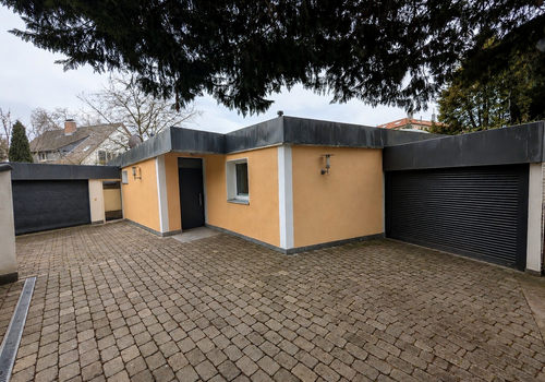 Hausansicht und Garagen