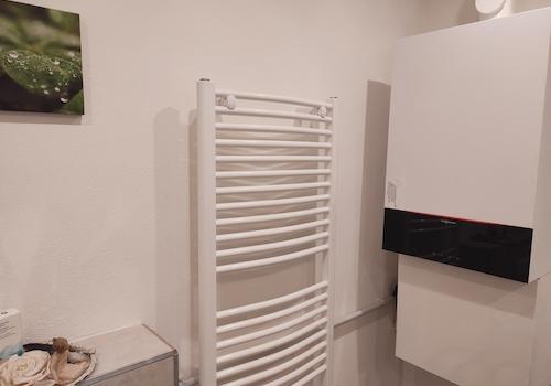 Badezimmer mit Heiztherme
