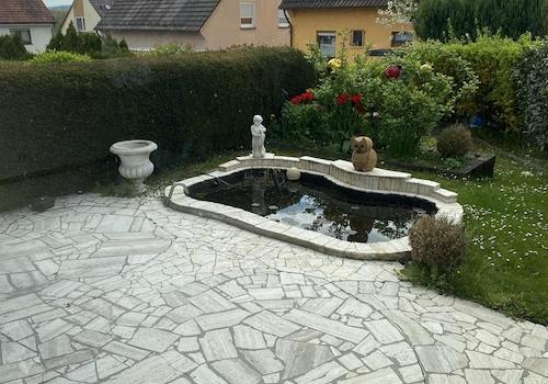 Terrasse und Teich 