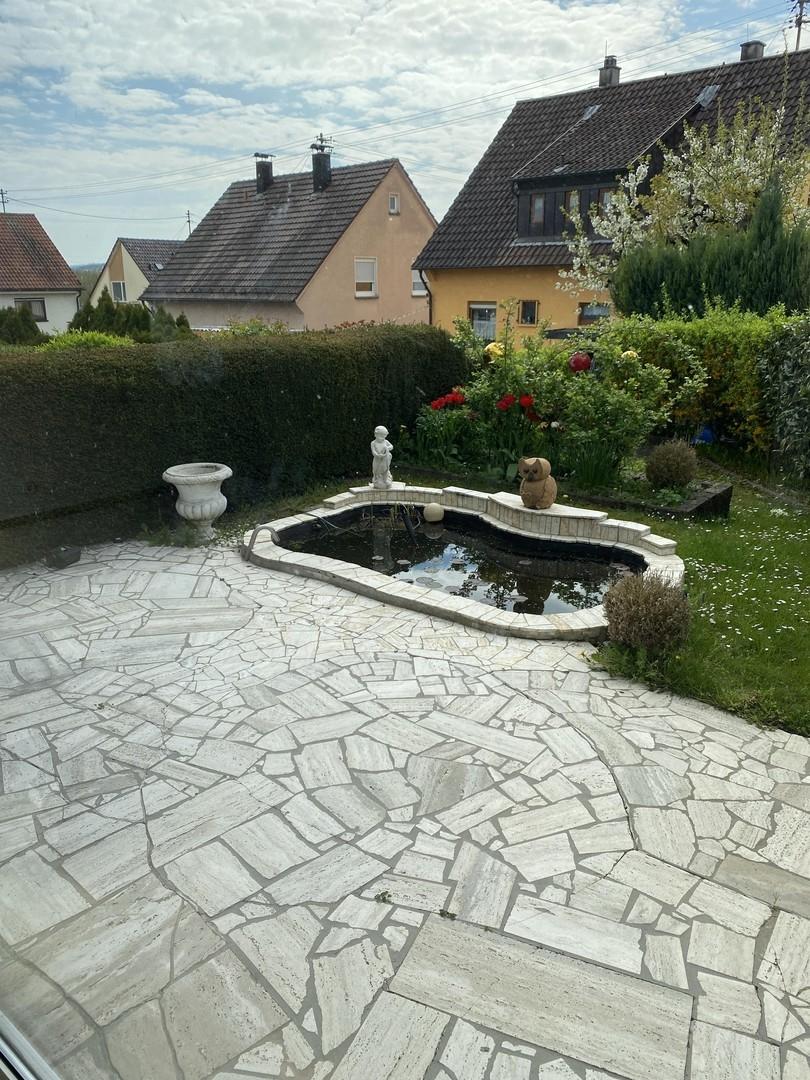 Terrasse und Teich 