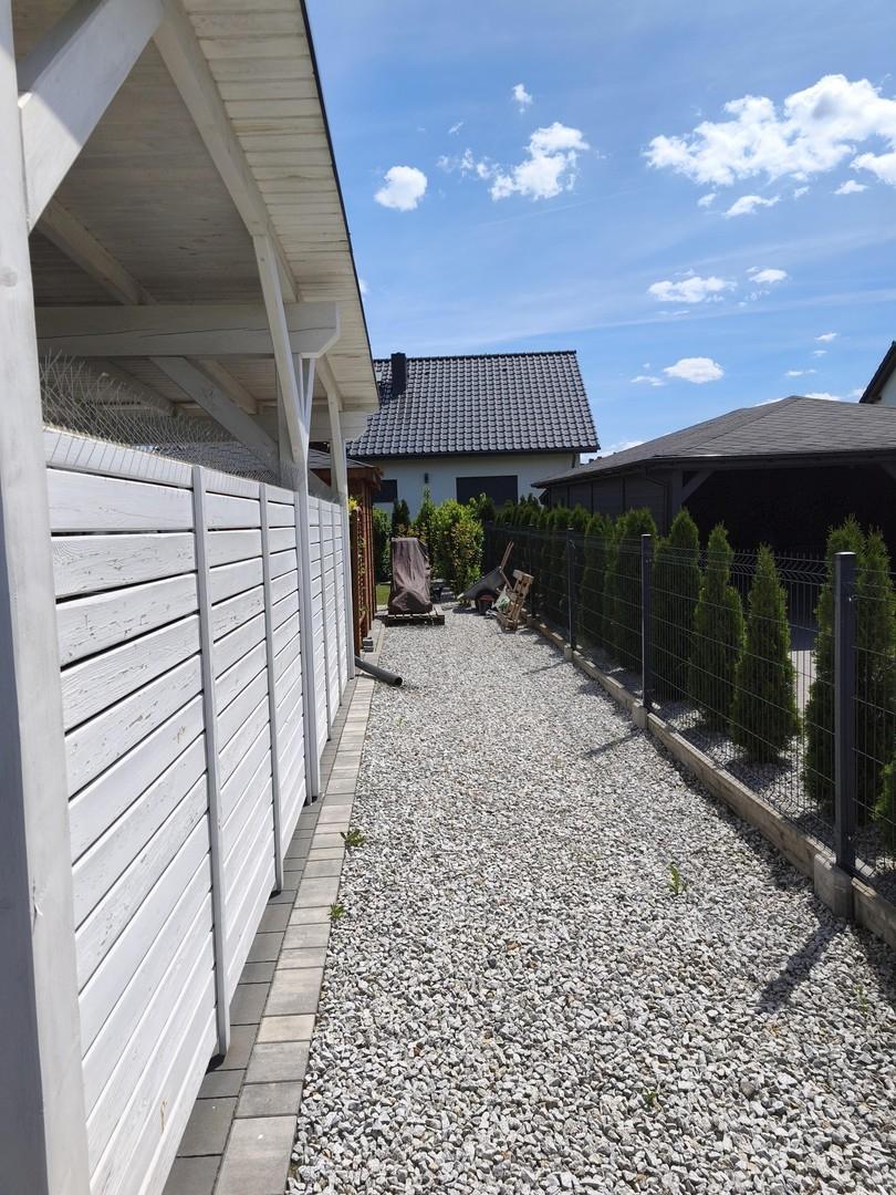Garten rechts / Carport