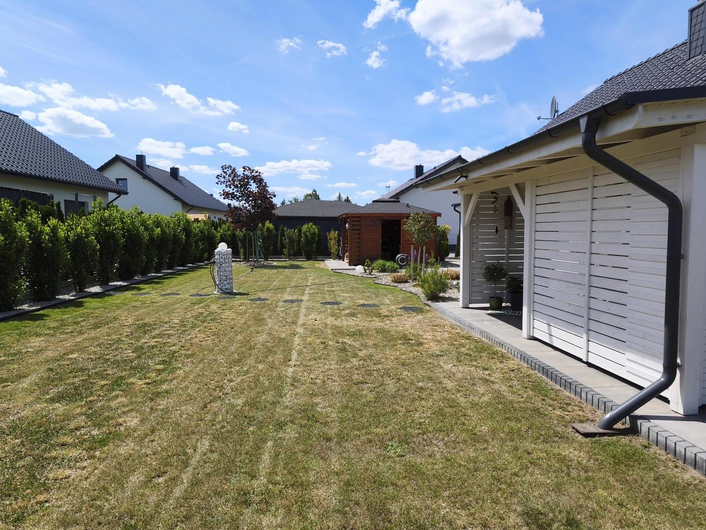 Garten / rechts Terrasse