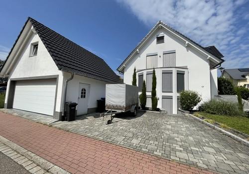 Hausansicht & Doppelgarage