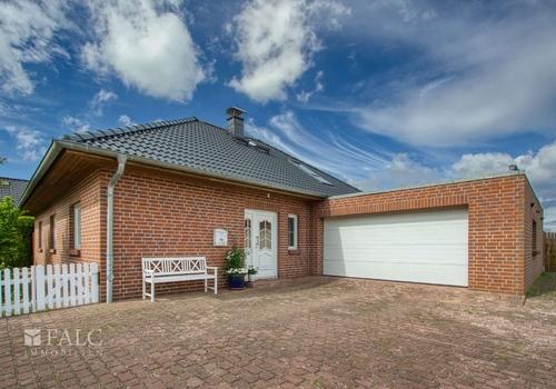 Außenansicht Eingang und Garage