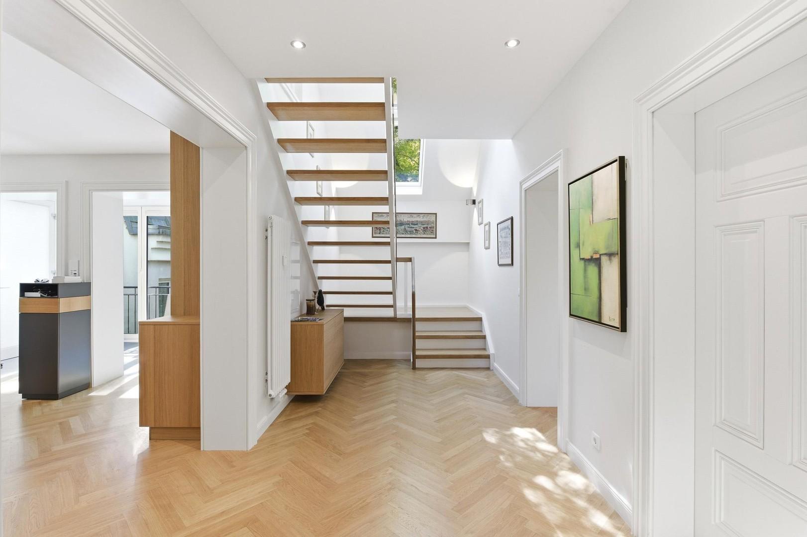 Diele mit Treppe zum DG