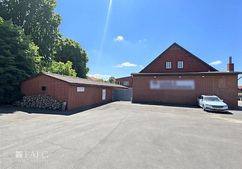 Außenansicht Parkplatz mit Anlieferungszone