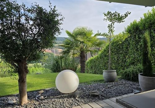 untere Terrasse und Garten
