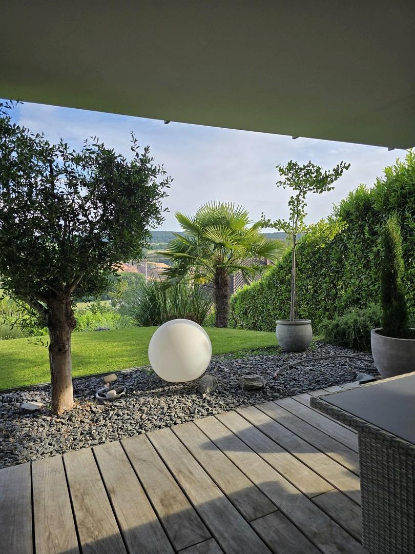 untere Terrasse und Garten