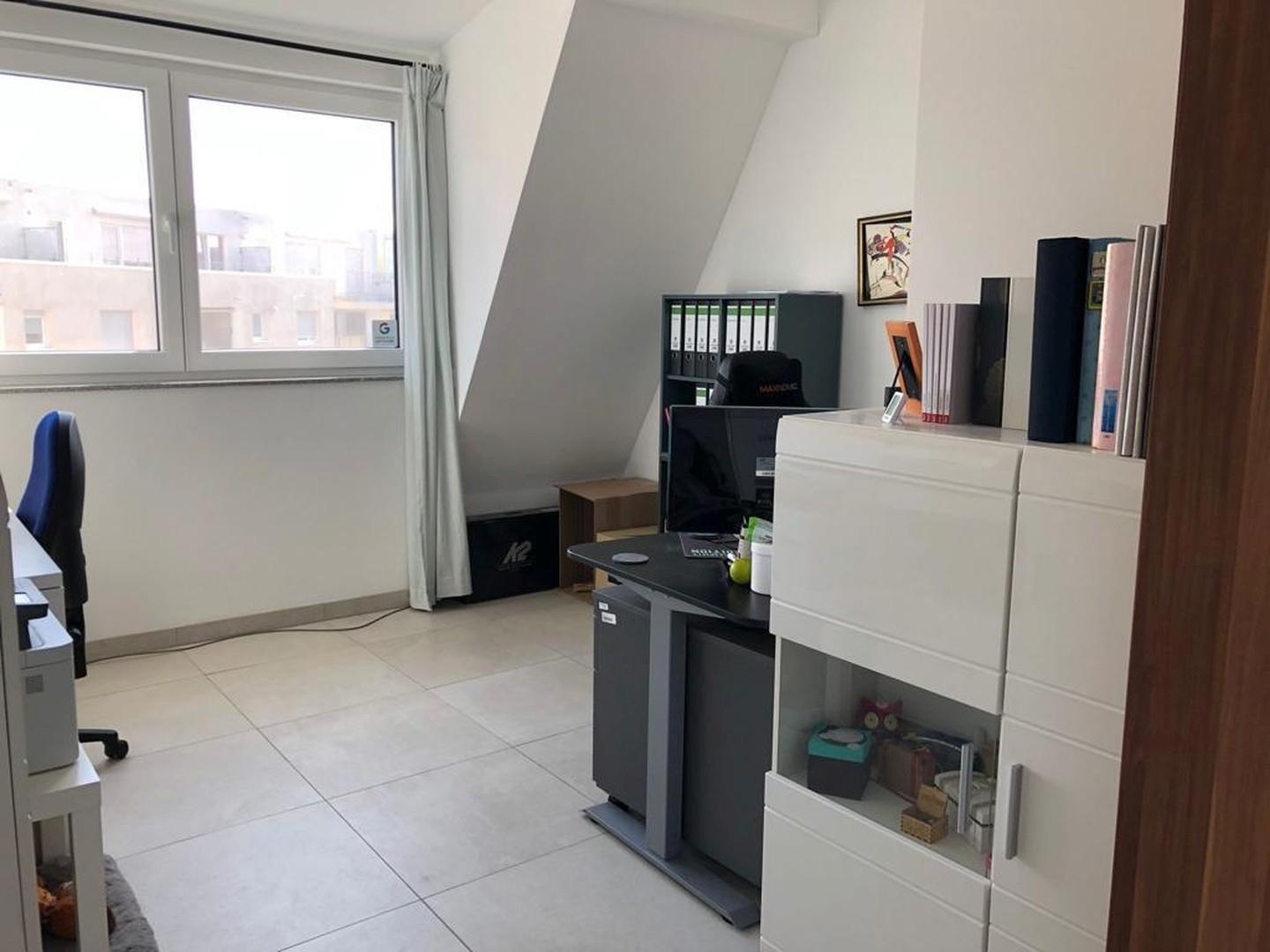 Kinderzimmer/ Büro 1