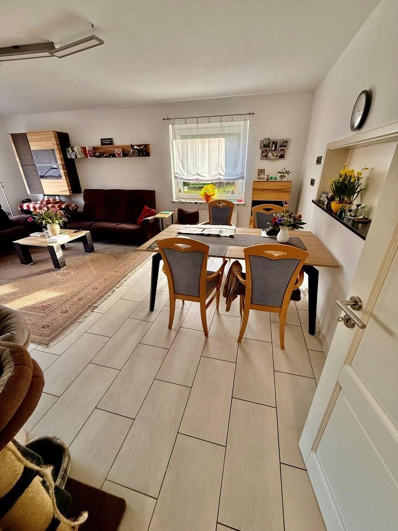 EG: Wohnzimmer mit Esstisch