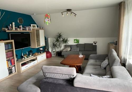 OG: Wohnzimmer mit Essecke