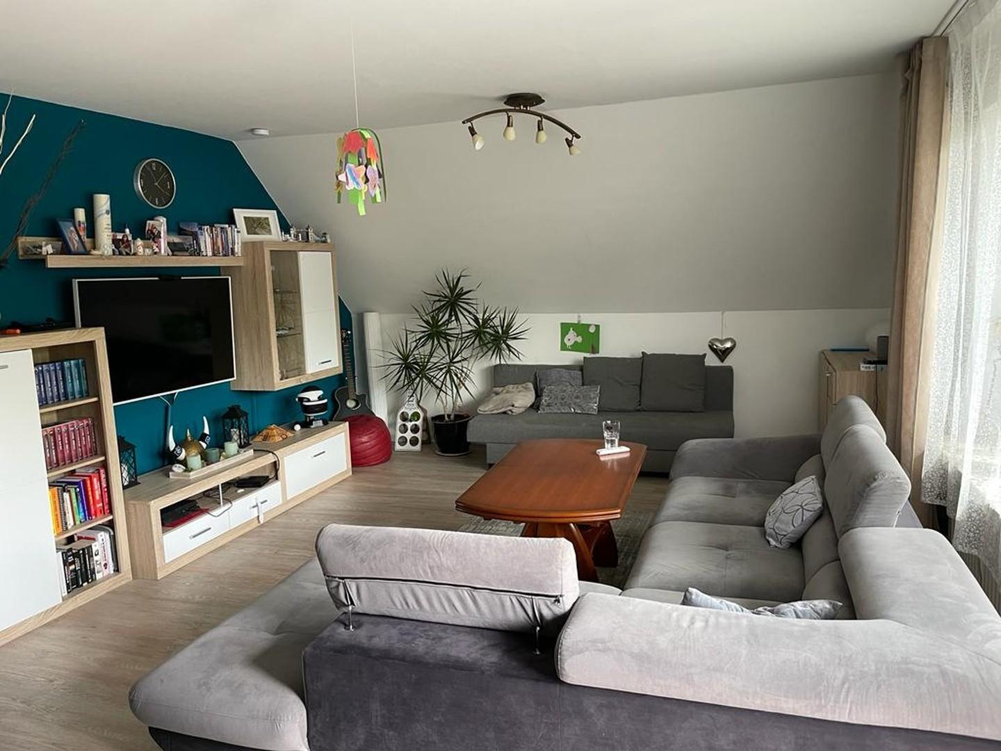 OG: Wohnzimmer mit Essecke