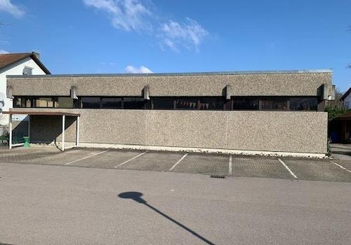 Außenansicht mit Parkplätzen