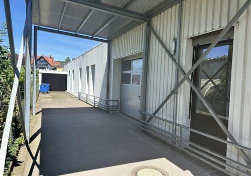 Zufahrt mit Garage und Rolltor