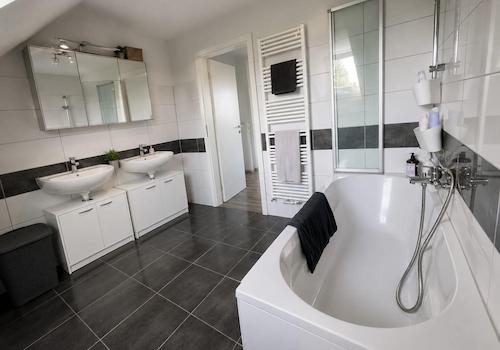 Bad mit Wanne (eingerichtet)