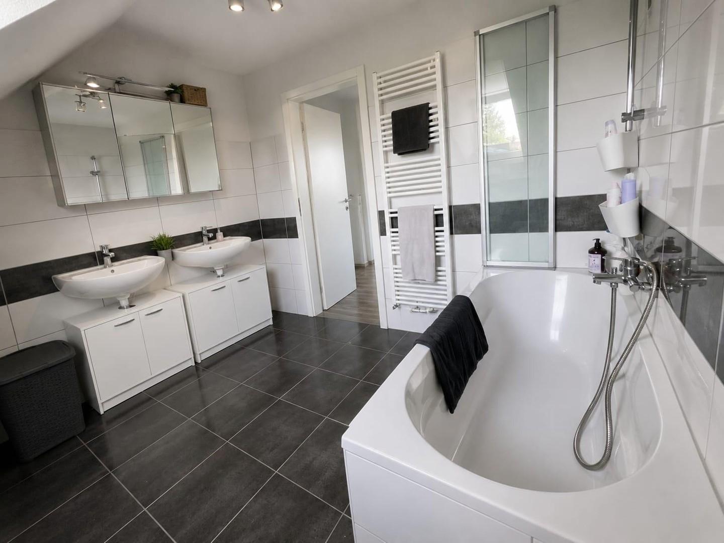 Bad mit Wanne (eingerichtet)