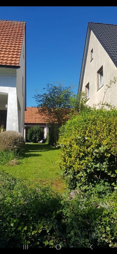 rechts vom Haus