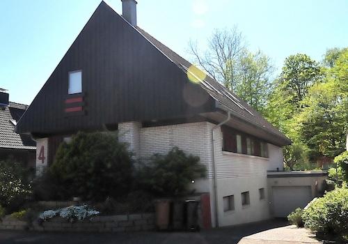 Straßenseite mit Garage