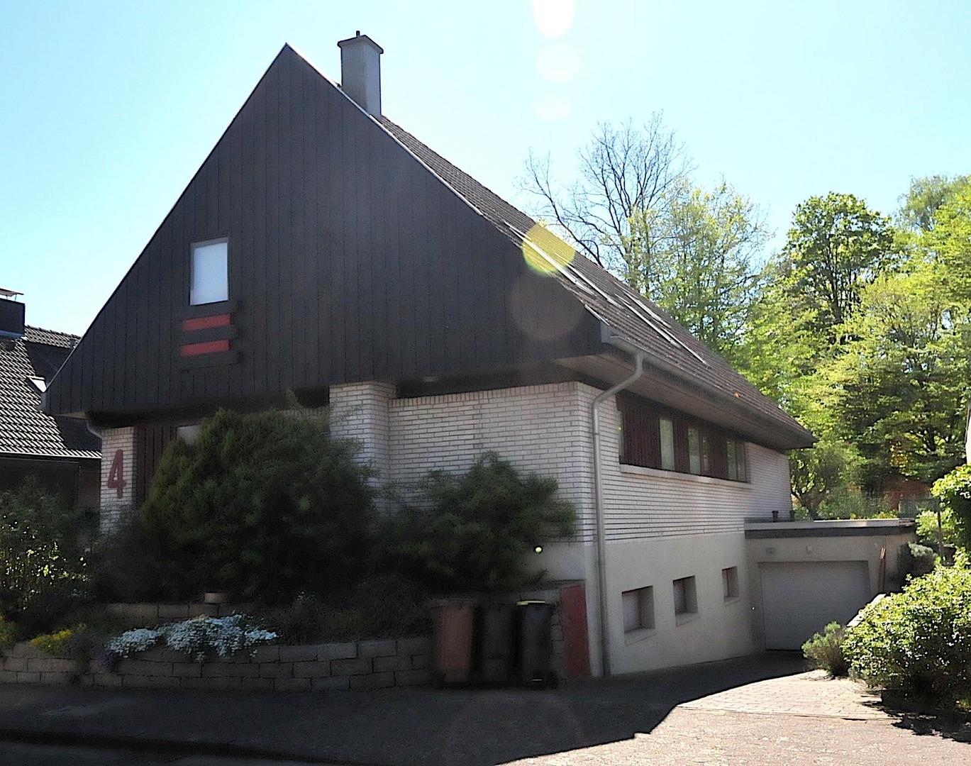 Straßenseite mit Garage