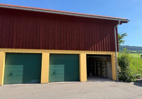 Garage rechts aussen (Tor offen)