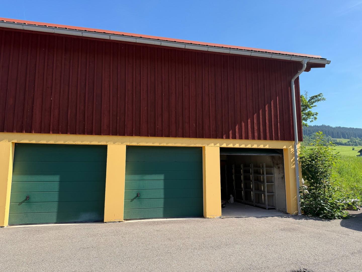 Garage rechts aussen (Tor offen)