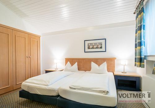 Schlafzimmer mit Doppelbett