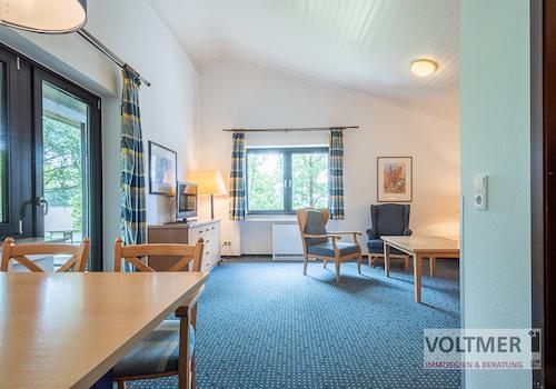 Wohnzimmer mit Schlafcouch & Ess-Ecke