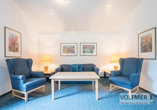 Wohnzimmer mit Schlafcouch & Ess-Ecke