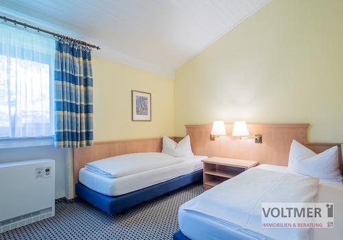 Schlafzimmer mit zwei Einzelbetten