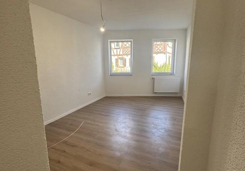 Blick vom Bad ins Schlaf-Zi.