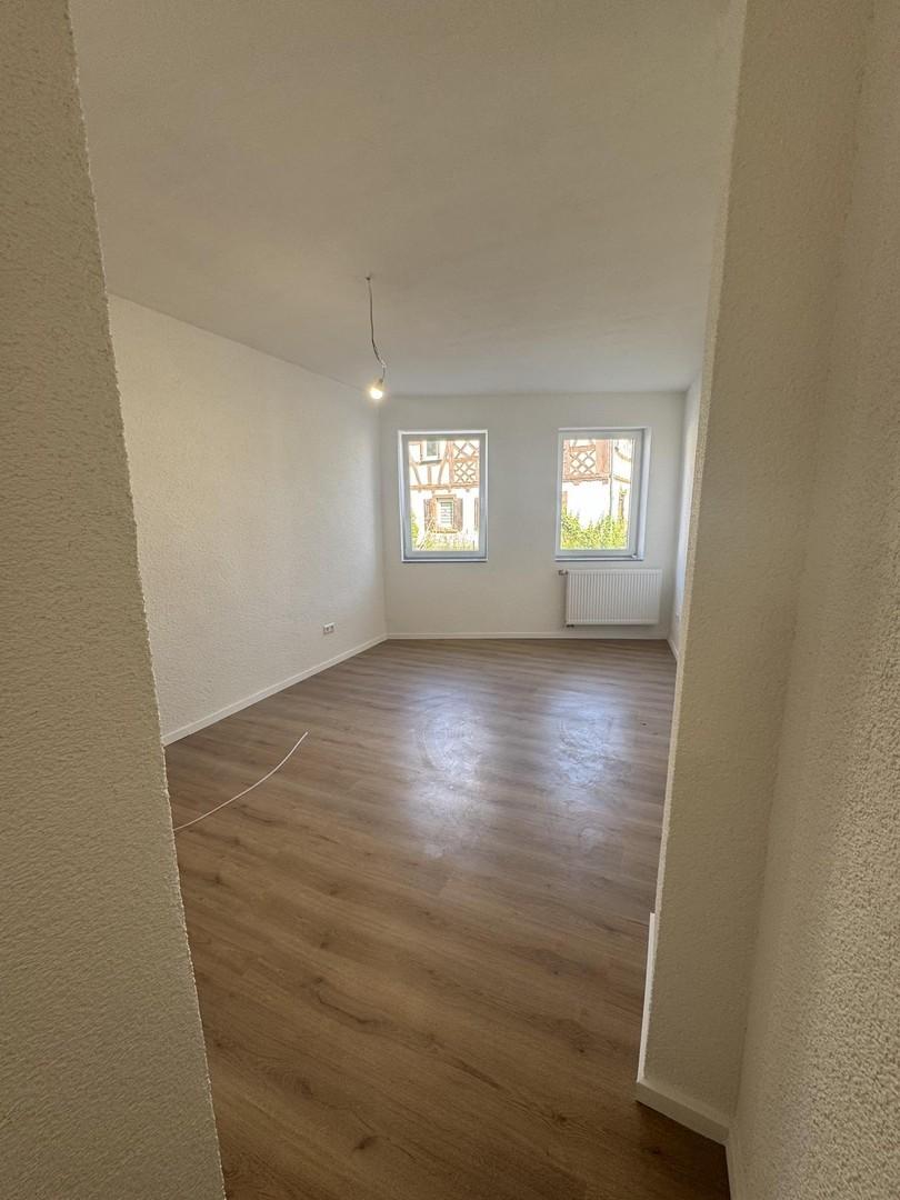 Blick vom Bad ins Schlaf-Zi.