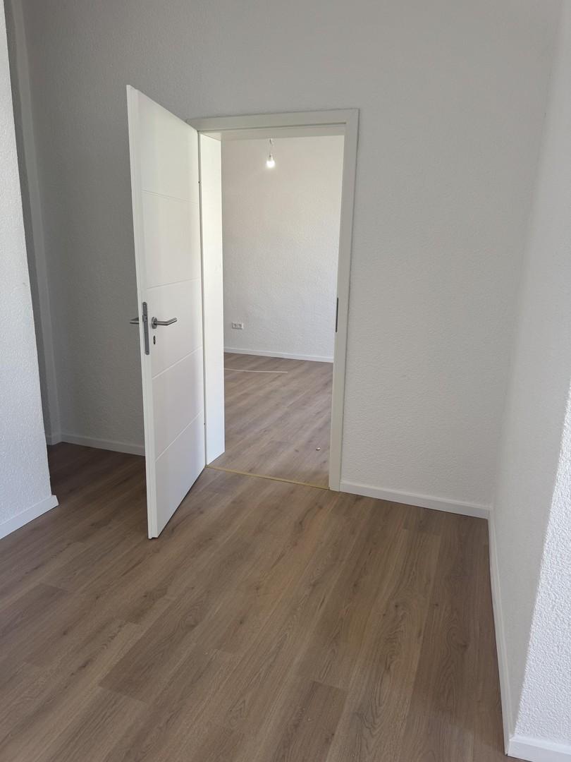 Weg vom Wo.-Zi. ins Schlaf-Zi.